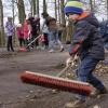 (ue)   Bahn frei am „Waldhaus Almrausch“: Ihre erste große „Nichtfeuerwehr-Aktion“ hat die Kinderfeuerwehr am Spielfeld und der Eisbahn unweit der Gaststätte gemeistert. Über den Dächern von Dittelbrunn wurden die Jahrzehnte alten, nicht mehr genutzten Anlagen gesäubert. Das Gelände rund um den ehemaligen Tennisplatz befindet sich in Gemeindebesitz. Insgesamt 27 Kinder und Erwachsene waren mit Besen und Schaufel am Start, Hund Milo hatte die Aufsicht. Von Bürgermeister Willi Warmuth gab es eine Handschuh-Spende. Nebenbei wurde ein „historischer“ Tennisschläger mitsamt Bällen gefunden. Die Dittelbrunner Kinderfeuerwehr ist die erste ihrer Art im Landkreis Schweinfurt und wurde Ende Mai 2016 gegründet. Seitdem ist sie ganz offiziell Teil des Feuerwehrvereins. Ums Löschen geht es aber noch nicht, sondern um das soziale Miteinander, „in echt“, ganz ohne Smartphone und Spielkonsole: „Wichtig ist, dass die Gemeinschaft wächst und es Spaß macht“, sagt Leiterin Nadine Bechmann zu den insgesamt 45 Schützlingen, die meist im Grundschulalter sind. Viele, wie die kleine Mia, wollen später einmal Feuerwehrfrau oder -mann werden. Die „Floriansjüngsten“ beschäftigen sich vor allem mit Brandschutzerziehung: Wie funktioniert ein Notruf? Wie verhalte ich mich richtig, wenn's wirklich mal raucht und brennt? Es gibt Experimente rund ums Feuer oder spannende Einblicke in die Feuerwehrgeräte. Drei Kinder wurden bereits an die Jugendfeuerwehr übergeben, der man in Bayern ab zwölf Jahren beitreten darf. Nach dem Frühjahrsputz am Almrausch brutzelten die Bratwürstchen, auch für Getränke war gesorgt. Das Spielfeld lässt sich nun dank der vielen fleißigen Helfer wieder als Bolzplatz oder für Basketball nutzen.