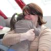 Pflegemama Marina Wiesner knuddelt auch mit ihren Töchtern, wenn diese das zulassen.