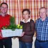 Für ihre Arbeit am Vereinsheim und den Fensterblumenschmuck erhielt das Ehepaar Wilma und Günther Vorndran vom stellvertretenden Vorsitzenden Dieter Stumpf ein Präsent.