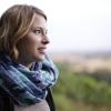 Die Hauptdarstellerin des Kurzfilms „White Lilies“, Sinha Melina Gierke, lässt am Falkenberg im Steigerwald ihren Gedanken freien Lauf und den Blick über die Weinbergslandschaft schweifen.