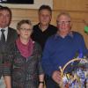 Nach knapp 20 Jahren in Diensten der Gemeinde Bundorf wurde Gemeindearbeiter Alfred Weimer (rechts) am Dienstag im Gasthaus Hartleb in Maroldsweisach in den Ruhestand verabschiedet. Mit auf dem Bild: seine Frau Lotte sowie Bürgermeister Hubert Endres (links) und zweiter Bürgermeister Reinhold Strohschön.