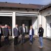 Der Abwasserzweckverband hat aufgeräumt: Betriebsleiter Leiter Jürgen Seufert (rechts) zeigte dem Verbandsausschuss den neuen Garagen- und Lagerbereich der Kläranlage.