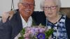 Ruth Kelm aus Kitzingen hat ihren 90. Geburtstag gefeiert. Sie wurde am 23. März 1927 als Ruth Heinzel in Schweidnitz (Niederschlesien) als Tochter des Goldschmiedemeisters Carl Heinzel und seiner Ehefrau Else geboren. Nach dem Besuch der Volksschule lernte sie Bürokauffrau und Buchhaltung, während Schwester Christa beim Vater in die Lehre ging. 1945 floh die Familie auf einem Traktoranhänger in den Westen und landete zunächst in Weiden (Oberpfalz).   Die Jubilarin arbeitete dort wieder in einem Büro, ihre Schwester in einer Uhrmacherwerkstatt. Im gleichen Betrieb war der 1926 geborene Uhrmacher Franz Kelm beschäftigt, der zudem noch in der Nachbarschaft wohnte. Beim Tanz kamen sich Ruth und Franz näher und heirateten 1956. Die Jubilarin erinnert sich an eine eher bescheidene Hochzeit, die aber wegen des vorausgegangenen Polterabends mit viel zerschlagenem Porzellan aus der Porzellanstadt zum größten Erlebnis wurde.   Aus der Ehe ging 1960 Sohn Thomas hervor. 1957 kam Franz Kelm zum Uhrmacher Oppenländer in Kitzingen, legte die Meisterprüfung ab und holte seine Ehefrau 1958 nach. Er starb 2001. Ruth Kelm fand im Haushaltswarengeschäft Below schnell eine Stelle im Büro, wechselte dann aber zu einem Betrieb für Dichtungstechnik in Kitzingen, wo sie bis zum Beginn der Rente vor 30 Jahren blieb.   Heute verbringt Ruth Kelm, die seit mehr als 50 Jahren Tageszeitung liest, ihren Lebensabend im Pflegeheim St. Elisabeth und freute sich an ihrem 90. Geburtstag über den Besuch von Sohn und Schwiegertochter sowie Bürgermeister Klaus Heisel (im Bild). Text/Foto: Gerhard Bauer