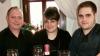 Das Ristorante „Capri“ in der Elefantengasse ist Deutschlands älteste Pizzeria. An diesem Freitag feiern dort die neuen Pächter Christian Roth und seine Frau Ivanka, die sich um den Service kümmert, den 65. Geburtstag des Restaurants. Gegründet hatte das kleine Lokal als „Sabbie die Capri“ (Sand von Capri) Nicolino di Camillo mit seiner Frau Janina. Der Mann aus den Abruzzen war nach dem Krieg mit den Amerikanern nach Deutschland gekommen und hatte am 24. März 1952 seine „Bier- und Speisewirtschaft“ eröffnet.   Vielen ist das Capri auch als „Blaue Grotte“ bekannt, die Nick di Camillo später im Keller nachformen ließ. Der neue Wirt Christian Roth, der das Lokal langfristig gepachtet hat, ist zwar Würzburger, pflegt aber die die italienische Küche im Capri, wie sie vielen Stammgästen bekannt ist. „Und hier wird noch selbst gekocht“, sagt er. Mit vielen persönlichen Bildern an den Wänden hat er die Geschichte des Lokals verewigt.   Der Koch und Küchenmeister hat im Hotel Walfisch gelernt und unter anderem im Steinbachtalbäck gearbeitet.  Mit am Herd steht auch sein Sohn  Sebastian, der ebenfalls im Walfisch das Küchenhandwerk erlernt hat. Neben den Klassikern Zuppa, Antipasti, Insalata, Pizza, Pasta, Carne, Pesce und Dolce gibt es einen preiswerten Mittagstisch und eine wechselnde Tageskarte, auf der man hin und wieder auch die legendären Spaghetti mit Meatballs findet, die Nick di Camillo damals für die amerikanischen Soldaten auftischte. Zum Geburtstag am Freitag gibt es „Pizza Chef“ und Primitivo zum Jubiläumspreis. Geöffnet ist das Capri von 11.30 bis 14 Uhr und von 17.30 bis 23 Uhr, Montag ist Ruhetag.    Foto: Herbert Kriener