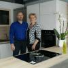 (ahw)   An diesem Wochenende eröffnen Jürgen und Theresa Mahr ihr neues Küchen- und Bad-Studio in der Weimarer Straße in Mellrichstadt. Im Juni letzten Jahres erfolgte nach rund einjähriger Planungsphase der Spatenstich für das moderne Geschäftsgebäude. Der Umzug vom ehemaligen Geschäftsstandort in der Thüringer Straße in das neue Studio ist geschafft, wo man neben dem verkehrstechnisch günstigeren Standort an der ehemaligen B19 die gesamte Arbeitssituation habe verbessern können, etwa durch breite Zufahrtswege oder die neue Laderampe. Auf 330 Quadratmeter präsentiert das Mahr-Studio nun modernste Bäder und Küchen namhafter Hersteller. Theresa und Jürgen Mahr feiern an diesem Wochenende Eröffnung. Die Studio-Tür hat dazu an diesem Samstag von 11 bis 18 Uhr, und am Sonntag von 12 bis 17 Uhr geöffnet. Die Besucher erwartet ein buntes Programm für Jung und Alt mit Kinderunterhaltung, Kochvorführungen und vielem mehr. Außerdem gibt es Live-Musik: Am Samstag tritt die Band „Heartbreakers“ aus Mellrichstadt auf, und am Sonntag sorgt Joachim Gluth für Stimmung.