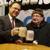 Politik muss nicht immer bierernst sein: Hans-Peter Friedrich beim Prost mit Hans Karl Wedler, alias Bruder Erasmus.