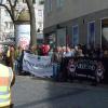 Der Infostand der rechtsradikalen Partei „Der Dritte Weg“ wurde am Samstag von Gegendemonstranten begleitet. Die Polizei war stark vertreten, musste jedoch nicht eingreifen. Die Beamten sicherten vor allem die Zufahrt zur Tiefgarage „Georg-Wichtermann-Platz.