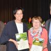 Bei der Blumenschmuckprämierung in Uffenheim überreichten der Ortsvorsitzende des Obst- und Gartenbauvereins, Herbert Geißendörfer (links), und Bürgermeister Wolfgang Lampe (rechts) die Siegerurkunden an Sina Kurzendorfer (Zweite von links) und Anita Haubner.
