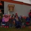 (ppe)   Die Kindergartenkinder haben mit Gerhard Hofmann – der die Idee dazu hatte – ein Insektenhotel gebaut, teilt der Kindergarten mit. Im Morgenkreis erklärte er den Kindern, dass viele Insekten ein neues Zuhause suchen, da es nicht mehr so viele Blumenwiesen und andere Futterspender gibt. Gemeinsam haben die Kinder die verschiedenen Materiealien für das Insektenhotel vorbereitet. Im Garten wurde dann ein Platz gefunden und das Insektenhotel an der Hallenwand montiert.