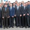 Anlässlich der Schlussfeier an der Landwirtschaftsschule Schweinfurt fanden sich zum Gruppenbild zusammen: MdL Thorsten Schwab, MdL Kathi Petersen, Daniel Neder, Semesterleiter Joachim Dömling, Andreas Schlembach, Daniel Stöhr, Martin Bettinger, Johannes Hutter, Matthias Haupt, Armin Hettrich, Johannes Büttner, Simon Weckert, Tobias Schwappach, Jakob Link, Christoph Obernöder, Kevin Balling, Ralf Parr, Landrat Florian Töpper, vlf-Bezirksvorsitzender Harald Schäfer, Schulleiter Herbert Lang sowie BBV-Bezirkspräsident Bernhard Weiler.