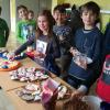 Jeden Tag das gleiche Pausenbrot in der Schule essen macht keinen Spaß. Der Elternbeirat an der Grundschule Oberstreu sorgt hier für Abwechslung. Einmal im Monat wird ein Pausenverkauf angeboten: Es werden Waffeln gebacken, manchmal gibt es Laugenbrezeln und Kuchen oder in der Faschingszeit Krapfen.   Am vergangenen Freitag stand der Verkauf unter dem Motto „Gesundes Frühstück“. Ein tolles Buffet mit allerlei Köstlichkeiten war aufgebaut. Es gab Obst und Gemüse, Müsli, Quark- und Butterbrote mit Kresse oder Frischkäsebrote mit Gemüsegesicht sowie Käse-Röllchen. Als Dessert gab es leckeren Pudding aus frischer Milch. Für einen kleinen Unkostenbeitrag durften sich die Schulkinder der ersten bis vierten Klassen nach Herzenslust bedienen.   Die Kinder griffen gerne zu und im Nu war fast alles aufgegessen. Die Einnahmen aus dem Pausenverkauf fließen in die Elternbeiratskasse. Hieraus werden verschiedene Schulveranstaltungen und Ausflüge bezuschusst.   Foto: Nicole Bardutzky