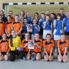 (hof)   Beim Bezirksentscheid im Hallenhandball (Wettkampfklasse III/2) verlor das Mädchenteam der Gerolzhöfer das Finale gegen die Mannschaft der Mittelschule Großwallstadt. Anfangs konnte das orange gekleidete Gerolzhöfer Team noch mithalten. Doch nach dem 5:5 legten die Gäste einen Fünf-Tore-Lauf hin. Dies war für die Partie vorentscheidend. Dazu kamen vergebene beste Torchancen der Gerolzhöferinnen, so dass Großwallstadt am Ende mit 15:28 verdient gewann. Betreut und trainiert wurde das Team von Rektor Horst Fröhling (links). Es spielten Anesa Mavric (Tor); Natalia Wojtkewicz, Leonie Lutz, Elena Finster (6 Tore), Amelie Karbacher (3), Annika Feuerstein, Emilia Schreck, Emilia Braun (1), Jona Keller, Ricarda Lembcke (5). Geleitet hatte die Partie Schiedsrichter Heinz Ebert vom TSV Bergrheinfeld. Schulrat Roland Hoch (rechts), stellvertretender Vorsitzender des veranstaltenden Arbeitskreises „Sport in Schule und Verein“, lobte bei der Siegerehrung die beiden Finalisten für das engagierte und faire Spiel. André Krauß (Dritter von links), Geschäftsführer des Arbeitskreises übergab die Medaillen. Dritter von rechts Rektor Horst Kern aus Großwallstadt.