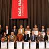 Prüfung vor mindestens 50 Jahren abgelegt: Die Goldenen Meisterbriefe wechselten 23 Mal auf der Bühne den Besitzer; die Tradition seitens der Kreishandwerkerschaft erfuhr eine Ausweitung, ersichtlich an den rund 360 bestens unterhaltenen Besuchern.