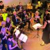 (sia)   Nicht mehr ganz jung sind die Musikschüler der Erwachsenenbläserklasse „Klangtastisch“ des Musikvereins Werneck. Aber sie haben mit viel Lust und Freude schon viel gelernt und werden am Sonntag, 2. April, um 17 Uhr in der Aula der Mittelschule ihr zweites Geburtstagskonzert geben. Auf mittlerweile 30 Musiker ist das Orchester angewachsen. Jeden Mittwoch wird unter der Leitung von Michaela Weißenberger im Musikerheim in Zeuzleben geprobt. Die 40-jährige Musiklehrerin dürfte die Jüngste der Kapelle sein. Ihr Können will die Gruppe beim Konzert „Klasse, Klangtastisch!“ beweisen. Der Eintritt ist frei, Spenden werden entgegengenommen.