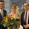 Franziska Liebhardt ist von der Stadt als „Sportlerin des Jahres 2016“ geehrt worden. Pokal und Blumen übergaben Oberbürgermeister Christian Schuchardt (links) und Sportreferent Muchtar Al Ghusain.