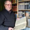 Peter Wamsler in seinem Element: dem Archiv – hier in dem der Gemeinde Obernbreit, wo sich der ehemalige Kreisarchivpfleger seit 2002 niedergelassen hat.