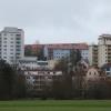 Hinter der Kissori-Schule und zwischen dem Seniorenwohnheim der Diakonie (rechts) und einem weiteren Hochhaus ist das frühere Pflegeheim Katharinenstift vom Saaletal aus zu sehen.