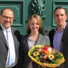 Die Sanierung des historischen Anwesens am Marktplatz 7 wird erst in ein paar Monaten abgeschlossen sein. Wer das künftige Restaurant „Bürgerstube“ mit Leben erfüllen wird, steht aber heute schon fest. Bürgermeister Martin Umscheid (links) stellte die Pächter vor.  „Mit Andreas Schmidtke und Nicole Volz machen sich zwei junge, aber schon erfahrene Betreiber daran, dem neuen Restaurant  Bürgerstube erstmals gastronomisches Leben einzuhauchen", so Umscheid in einer Pressemitteilung.   Andreas Schmidtke ist gelernter Metzger und  Koch und seit 2005 im Beruf. Zu seinen Stationen gehören das Burghotel Staufeneck, das Parkhotel Baden-Baden, das Strauss Alpine, das  Livestyle Hotel in Oberstdorf und das Arabella Alpenhotel am Spitzingsee.  Auch seine Partnerin Nicole Volz, die die Bürgerstube  verantwortlich führen wird, hat in jungen Jahren bereits eine beachtliche Laufbahn als Hotelfachfrau hinter sich. Der Stanglwirt am Wilden Kaiser in  Österreich und das Arabella Alpenhotel am Spitzingsee, in dem sie die  Position des Chef de Rang innehatte, zählen zu ihren beruflichen Stationen, so Umscheid weiter.  Beide freuen sich auf ihre erste Selbstständigkeit in Röttingen  und sehen ihre Bürgerstube als bodenständiges Restaurant, das auf  regionale und internationale Frische setzt. Die Stadt Röttingen hatte das denkmalgeschützte Gebäude am Röttinger Marktplatz erworben und, unterstützt von der Städtebauförderung, aufwändig restaurieren lassen. Spätestens im September wollen die neuen Pächter dort an den Start gehen.   Foto: Stadt Röttingen