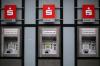 ARCHIV - Geldautomaten der Sparkasse. fotografiert am 25.08.2015 in Köln (Nordrhein-Westfalen). Einige Sparkassen haben nach einer Untersuchung das kostenlose Geldabheben am Automaten eingeschränkt. (zu dpa "Untersuchung: Sparkassen schränken gebührenfreies Geldabheben ein" vom 29.03.2017) Foto: Oliver Berg/dpa +++(c) dpa - Bildfunk+++ | Verwendung weltweit