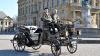 Roland Jüttner (links) und Frank Jüttner vor ihrer Testfahrt in der Aaglander-Motorkutsche vor der Residenz.