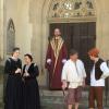 (kv)   Die Vorbereitungen für die elf Aufführungen des Wandeltheaters unter dem Titel „Du musst dran glauben“ gehen in die heiße Phase. Die über 50 Schauspieler aus den verschiedenen Ensembles, die in der Stadtpfarrkirche, Spitalkirche, Amtsvogtei und Erlöserkirche auftreten werden, befinden sich mitten in der zeitintensiven Probenarbeit. Jeden Abend trifft sich eine andere Schauspielergruppe, um von Regisseurin Silvia Kirchhof den letzten Schliff zu bekommen. Das Kleine Stadttheater hat für die Vorbereitungsphase sein Domizil unten im Gewölbekeller des Bürgerspitals aufgeschlagen. Dort wurde auch eine kleine Bühne aufgebaut, um die Szenen entsprechend proben zu können. Auch der gesamte Kostüm- und Requisitenfundus ist dort aufgebaut. Inzwischen fanden in der Altstadt auch schon erste Fotoaufnahmen einiger Schauspieler im Kostüm statt (im Bild). Die Bilder werden für Werbemaßnahmen benötigt. Die Premiere und zugleich die Uraufführung von „Du musst dran glauben“ findet am Mittwochabend, 24. Mai, um 19.30 Uhr statt. Weitere Vorstellungen in der Altstadt sind am 25., 26., 27. und 28. Mai sowie am 1., 2., 3., 4. und 5. Juni jeweils abends um 19.30 Uhr. Am Pfingstsonntag, 4. Juni, nachmittags um 14.30 Uhr findet zusätzlich in der Stadthalle eine barrierefreie Aufführung statt. Der Kartenvorverkauf läuft in Gerolzhofen bei der Touristinformation im Alten Rathaus oder im Internet über Adticket. Weitere Informationen zum Theaterstück und zur Organisation der Großveranstaltung gibt es im Internet unter www.dumusstdranglauben.de