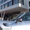Zwei Hingucker: Das neue Entwicklungszentrum von Preh in Bad Neustadt und der Porsche 918 Spyder, in den von Preh-Mitarbeitern entwickelte Komponenten verbaut wurden.
