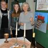 Schabbattisch: Schüler hatten Bilder gemalt und Brot gebacken. Hier erklärt Lea Fleischmann, welche Gegenstände man braucht.
