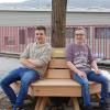 Tom Gärtner (rechts) und Robin Wagner von der 9 a der Staatlichen Realschule Gemünden stellen ihre Projektarbeit vor: eine Bank für den Schulhof.