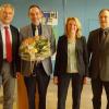 Schulrätin Ruth Klawitter (Zweite von rechts), Konrektor Christopher Strätling (rechts) und Personalrat Stephan Debes (links) verabschieden Schulleiter Veit Burger.