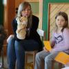 Sozialpädagogin Viktoria Perleth mit „Til Tiger“, der kuscheligen Handpuppe, die der wichtigste Begleiter im Projekt war. In jeder Stunde fragte er zu Beginn die Kinder im Erzählkreis nach ihrem Befinden.