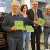 Zur Buchübergabe von „Bernemer Leut‘ und Gschicht?n“ kam Autor Kurt Kraus (links) zu seinem früheren Arbeitgeber in die Druckerei Hügelschäffer. Mit im Bild Gabriele und Conny Hügelschäffer (rechts) sowie Bürgermeister Peter Kraus.