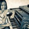 (jos)   Wer kennt sie nicht: Yiruma, Ludovico Einaudi, Yann Thiersen und wie sie alle heißen. Der eine Koreaner, die anderen beiden Italiener oder Franzose, allen gemeinsam ist, dass ihre Klaviermusik durch Filme weltbekannt wurde. „Twilight“, „Ziemlich beste Freunde“ oder „Amélie“ hat ein Millionenpublikum im Kino gesehen. Neben diesen gibt es noch eine ganze Reihe weiterer Zeitgenossen, die sich dem Klavier verschrieben haben und es zeitgemäß und gefällig zum Klingen bringen. Unter dem Titel „Tasten-Pop“ präsentieren Schülerinnen und Schüler der Sing-und Musikschule Gemünden in einem abendfüllenden Programm Popmusik auf dem Flügel in der Alten Kirche Wernfeld am Freitag, 28. April, um 19 Uhr. Der Eintritt ist frei, Spenden sind willkommen.