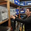 Angela Clarke, stellvertretende Leiterin des Schweinfurter Bürger-Service, sortiert im Fundsachenraum im Keller des Schweinfurter Bürgerbüros neue Fundsachen ein.
