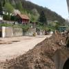 Verkompliziert wird die Rewe-Baustelle an der Wernfelder Straße in Gemünden durch die zu verstärkende Stützmauer. Etliche Anker werden zurzeit zur Befestigung in den Neuberg-Hang getrieben.