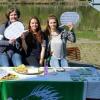 (jos)   Die Grüne Jugend Unterfranken hat gemeinsam mit der grünen Bundestagskandidatin Sabine Stellrecht-Schmidt am Sonntag einen Informationsstand am Karlstadter Mainufer zum Gender Pay Gap aufgebaut. Sie verwiesen dabei laut Pressemitteilung darauf, dass Frauen in Deutschland immer noch 21 Prozent weniger verdienen als Männer und auch schlechtere Aufstiegschancen innerhalb der Unternehmen haben. Um auf diese Ungerechtigkeit aufmerksam zu machen, verschenkte die Grüne Jugend einen ganzen Keks an Frauen und einen Keks mit 21 Prozent weniger Masse an Männer. Die gesellschaftlichen Verhältnisse wurden somit symbolisch umgedreht. Mehr als 200 Kekse wurden bis zum Abend verschenkt, die Aktion sei sehr gut angekommen. Über die Gruppe in Karlstadt und ihre Arbeit und Aktionen informiert die Grüne Jugend am Freitag, 5. Mai um 19 Uhr im Jugendhaus „Piranha“.