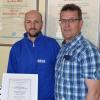 (ak)  Dennis Calia (links), der  in den vergangenen zweieinhalb Jahren bei der Firma Ress in Bad Königshofen zum Anlagenmechaniker für Sanitär-, Heizungs- und Klimatechnik ausgebildet wurde, hat die Gesellenprüfung als Innungsbester bestanden. In der Theorie lag der Notendurchschnitt bei 1,8, in der Praxis bei 2,1. Über das gute Ergebnis freut sich auch Georg Rützel (rechts), Inhaber des Heizungs- und Sanitärbetriebes Ress, der Dennis Calia als Geselle weiterbeschäftigen wird. Der 32-Jährige stammt aus Udine in Italien und lebt seit vier Jahren in Bad Königshofen.