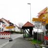 (novo) Die Erneuerung der Fahrbahndecke ist der Grund dafür, dass die Bundesstraße 22 zwischen Ebrach und der Abzweigung nach Untersteinach kurz vor Burgwindheim seit Samstag für den Verkehr gesperrt ist. Die 5,5 Kilometer lange Baustrecke muss voraussichtlich bis einschließlich 21. April umfahren werden, bis die neue Trag- und Deckschicht aufgezogen ist. In Ebrach ist die Kreuzung am Bamberger Tor (Foto) mit den Abzweigungen in Richtung Neudorf/Koppenwind/Untersteinbach sowie zum Friedhof und der kleinen Zufahrtsstraße nach Eberau noch offen, ehe die Sperrung in Richtung Burgwindheim beginnt. Die Umleitung erfolgt weiträumig über Untersteinbach, Theinheim, Falsbrunn, Kehlingsdorf sowie Ober- und Unterweiler beziehungsweise über Buch, Großbirkach, Ilmenau, Obersteinach, Mittelsteinach und Untersteinach zurück auf die B22.