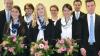 (HuHe)   Lisa Brandenburg, Eva-Maria Kamm, Michelle Zitzmann und Florian Heintze legten ihre Prüfung als Bankkaufleute vor der Industrie- und Handelskammer mit Erfolg ab. Michael Reif, Mitglied des Vorstandes der Volksbank Raiffeisenbank Rhön-Grabfeld gratulierte zu den guten Leistungen. Die Volksbank Raiffeisenbank Rhön-Grabfeld hat Lisa Brandenburg, Eva-Maria Kamm und Michelle Zitzmann übernommen. Sie sind nun alle im Servicebereich tätig. Florian Heintze hat die Bank verlassen. Er wird künftig als Flugbegleiter bei der Fluggesellschaft „Germania“ tätig sein. „Wir übernehmen gerne die Verantwortung für die Ausbildung. Schließlich sind Sie alle unsere Zukunft“, so Michael Reif bei der Zeugnisübergabe. Personalleiterin Nicole Förster, Ausbildungsleiterin Sibylle Schwarz und Betriebsratsmitglied Martin Weyer gratulierten im Namen der Mitarbeiter und wünschten für den Berufsstart alles Gute. Von links: Betriebsrat Martin Weyer, Lisa Brandenburg, Ausbildungsleiterin Sibylle Schwarz, Eva-Maria Kamm, Personalleiterin Nicole Förster, Michelle Zitzmann, Vorstandsmitglied Michael Reif, Florian Heintze.