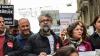 Erol Önderoglu (Mitte) vertritt „Reporter ohne Grenzen“ in der Türkei. Wie vielen seiner Kollegen wird ihm „Propaganda für eine terroristische Organisation“ vorgeworfen. Er wurde angeklagt. Dennoch kämpft er für Meinungsfreiheit – im Bild in Istanbul mit Vertretern der Oppositionsparteien CHP und HDP.