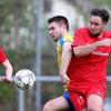 Der Post SV Sieboldshöhe steht im Finale des Toto-Pokal-Wettbewerbs im Kreis Würzburg. Der Kreisligist feierte nach einer starken zweiten Halbzeit im Halbfinale gegen Bezirksligist FG Marktbreit-Martinsheim einen 6:1 (0:0)-Kantersieg. Felix Deubert (54., Foulelfmeter), Christian Hauptmann (69.), Hernan-Gonzalo Rubilar-Munoz (71.) sowie Ferdinand Hansel (74., 82., 90.) mit einem echten Hattrick erzielten die Treffer für die Gastgeber. Daniel Endres (61.) hatte für Marktbreit-Martinsheim zwischenzeitlich zum 1:1-Ausgleich getroffen. „Wir wollten den Sieg etwas mehr“, so Post-SV-Coach Frank Faulhaber. Der Frust bei den Gästen war groß: Kurz vor dem Abpfiff musste FG-Spielertrainer Joachim Hupp nach einer Tätlichkeit mit Rot vom Feld (87.). Im Finale trifft der Post SV auf den Gewinner der Partie zwischen der SG Hettstadt und dem SV Heidingsfeld, die am Ostermontag (15 Uhr) ausgetragen wird. Auf unserem Bild stoppen die Post-SV-Kicker Luca Isela (links) und und Dominik Hemrich Marktbreits Julian Dennerlein.