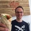 Steffen Jakel von den „Veggie Bros“ bei der Eröffnung des zweiten Geschäfts in der Sanderstraße.