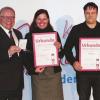Von zwei Erfolgen berichten Manuela und Volker Bausewein von der Metzgerei Bausewein in Prichsenstadt: Einige ihrer Produkte wurden bei der f-Qualitätsprüfung 2017 des Fleischerverbandes Bayern prämiert. Die Urkunden überreichte ihnen in Augsburg Staatssekretär Johannes Hintersberger (links).