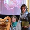 Die Rose war ein besonders schönes Symbol für das, was die Rezitatorin und Lyrikerin Birgitt Reusch (rechts) zusammen mit ihrer Freundin, der Harfenistin Hildegard Behrend, ihrem Publikum mitteilen wollten.