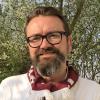 Zwei Herzen schlagen, ach, in seiner Brust, frei nach Johann Wolfgang von Goethe, wenn am Sonntag um 13.30 Uhr der FC Kickers Würzburg und der 1. FC Nürnberg in der Flyeralarm Arena am Dallenberg buchstäblich die Fußball-Klingen kreuzen:  Leofried „Lele“ Christian Six DJ, Plattenaufleger und 1996 der Mitinitiator der immer noch gefeierten Weißen Schlagerweihnacht in Zauberberg und Airport.  Er ist wie viele aus der Region Club- und Kickersfan zugleich. „Ich bin Glubberer seit 25 Jahren“, sagt er. Die meiste Zeit davon war er mit einer Dauerkarte im Nürnberger Stadion, und er jubelte und litt bei allen Auf- und Abstiegen mit. „Mein Highlight war natürlich 2007 der Pokalsieg des Clubs in Berlin.“ Ein echter Kickers-Fan ist er, seit diese im Profifußball auflaufen, auch die Dauerkarte für die Rothosen hat er, seit diese in der 3. Liga kickten. „Ein Erfolgsfan also“, sagt er selbst.  Wie ist das nun, wenn am Sonntag die Kicker gegen den Club spielen? „Im direkten Duell siegt das Gefühl für die Heimatstadt“, sagt Lele Six ohne zu zögern. Auch wenn er nicht selbst im Stadion sein wird und in Florida im Urlaub ist: „Das Spiel verfolgen wir in Cape Coral live über Sport1 Radio auf unserer Terrasse, und meinen Platz im Stadion bekommt mein Vater.“ Sein (Wunsch-)Tipp: 1:0. Foto: Birgit Six  Der Anstoß zwischen dem FC Kickers Würzburg und dem 1. FC Nürnberg erfolgt am Sonntag, 23. April, um 13.30 Uhr in der Flyeralarm Arena am Dallenberg. Vor jedem Heimspiel bitten wir einen lokalen Promi um einen Tipp.  Ticker-Tipp: Verfolgen Sie das Zweitliga-Spiel am Sonntagnachmittag wie immer in unserem Live-Ticker: www.mainpost.de/liveticker