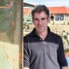 Holger Metzger hat sich in die alte Segnitzer Brücke verliebt, die einzelnen Stahlteile gekauft und jetzt in seinem Biergarten wieder aufgerichtet.