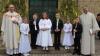 (sc)   Pater Alois Gaßner und Pastoralreferent Norbert Zettelmeier führten am Weißen Sonntag drei Jungen und drei Mädchen zum ersten Mal zum Tisch des Herrn. Musikalisch umrahmt wurde der Festgottesdienst in der Bruder-Konrad-Kirche von Jasmin Hosemann (Orgel und Gitarre) und von der Burgpreppacher Schola unter der Leitung von Bettina Rappelt. Unser Bild zeigt die Kommunionkinder zusammen mit Pater Alois Gaßner (links) und Pastoralreferent Norbert Zettelmeier (rechts): Lucie Wilkes (Hohnhausen), Hannes Krug (Burgpreppach), Lorena Denninger (Leuzendorf), Simon Wernthaler (Fitzendorf), Johanna Wohlmacher (Burgpreppach), Rene Einbecker (Bischwind).