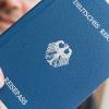 „Deutsches Reich Reisepass“ – ein solches Heftchen präsentierte ein „Reichsbürger“ am Rande eines Prozesses im baden-württembergischen Rheinfelden.