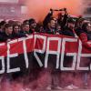 Bengalos zündeten Ultras des 1. FC Nürnberg in Würzburgs Stadtmitte.