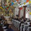 Mit auf Wimpeln geschriebenen Wünschen, die an Schnüren quer durch die gesamte Kirche gezogen waren, gratulierten die Gottesdienstbesucher zum 60. Jubiläum der Oberaltertheimer Landjugend. Der Gottesdienst war von den Jugendlichen selbst organisiert worden.