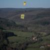 Anlässlich des „Tag des Baumes“ an diesem Dienstag und als Zeichen der Zustimmung zu einem Nationalpark ist am Montag ein Greenpeace-Paraglider über den Spessart geschwebt, ein Banner mit der Aufschrift „Aufwind für den Nationalpark“ im Schlepptau.  Noch in diesem Sommer will die bayerische Regierung entscheiden, ob sich der Spessart bald neben dem Bayerischen Wald und dem Berchtesgadener Land als bayerische Nationalpark-Region einreiht. „Ein Nationalpark ist ein Geschenk für die Spessarter, das die Mehrheit auch gerne annehmen möchte. Das zeigt unter anderem eine Emnid-Umfrage, bei der sich im März fast zwei Drittel für einen Nationalpark im Spessart ausgesprochen haben“, sagt Sandra Hieke, Greenpeace-Waldexpertin.  „Die Wälder im Spessart sind etwas ganz Besonderes, denn alte Laubwälder sind in Deutschland äußerst selten geworden. Ein Nationalpark kann dieses seltene Naturjuwel bewahren und für Menschen aus aller Welt erlebbar machen“, so Hieke. „Wir möchten schützen, was wir lieben“, sagt Michael Kunkel, Mitbegründer der Bürgerbewegung Freunde des Spessarts.  „Ein Nationalpark kann unsere Region noch wertvoller machen.“ Greenpeace-Ehrenamtliche aus ganz Bayern begleiten die Freunde des Spessarts bei den laufenden Informationsveranstaltungen. Die nächste wird am Samstag, 29. April 2017 ab 10 Uhr in Aschaffenburg stattfinden.   Foto: Ruben Neugebauer/Greenpeace